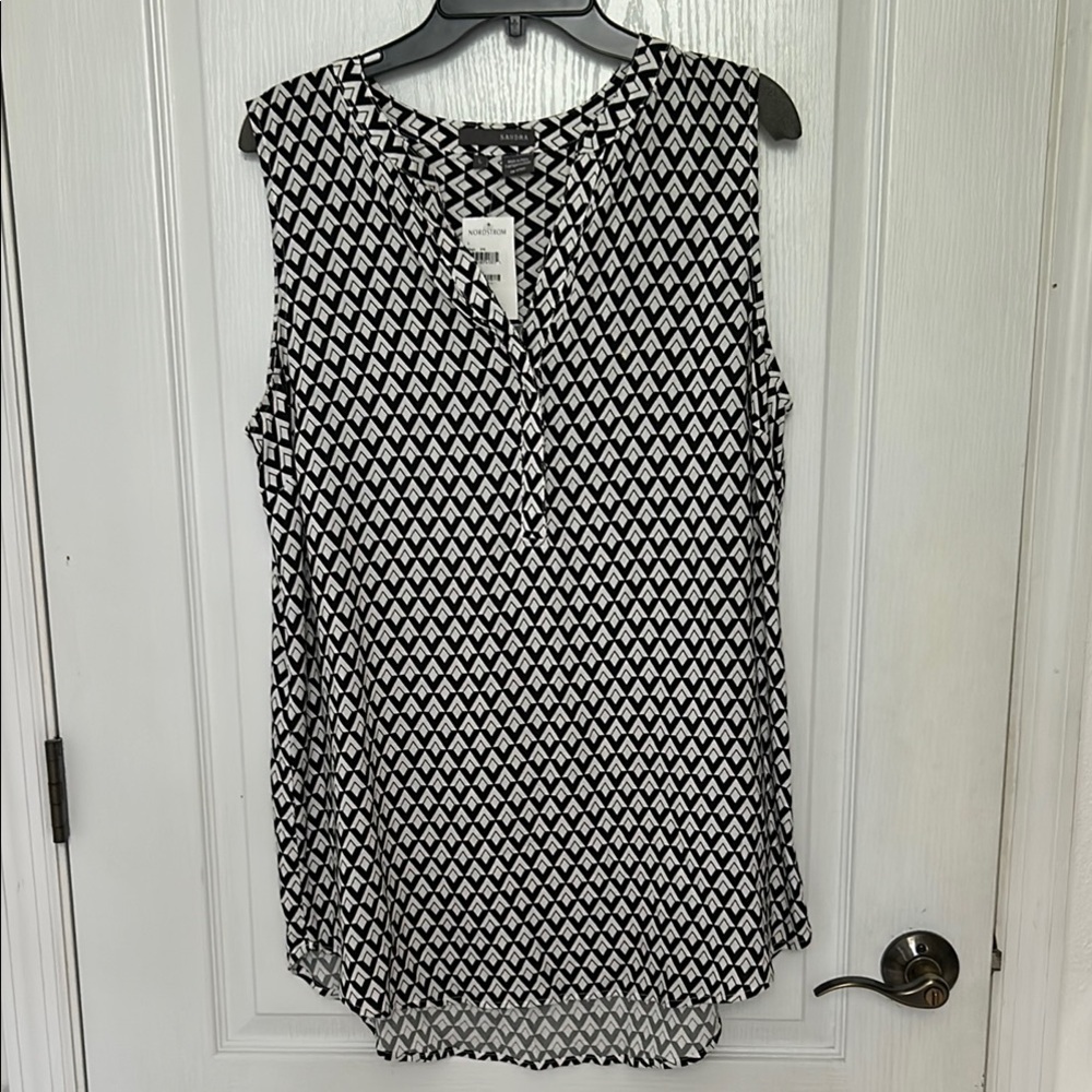 Black and White Sleeveless Tunic Blouse Top